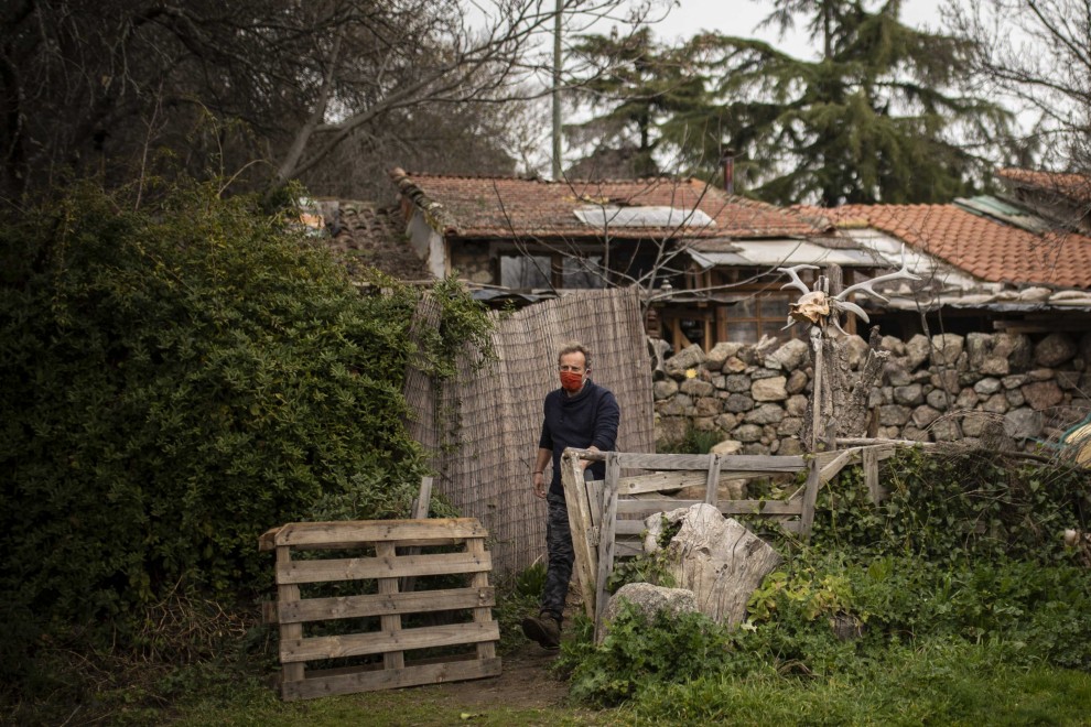 Sergio, un vecino repoblador de Navalquejigo (Madrid), sale de su casa.
