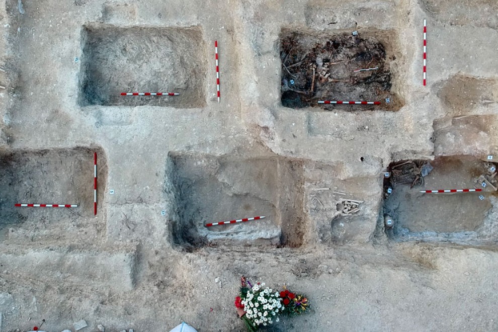 Vista aérea de las fosas encontradas en el cementerio de Porreres.