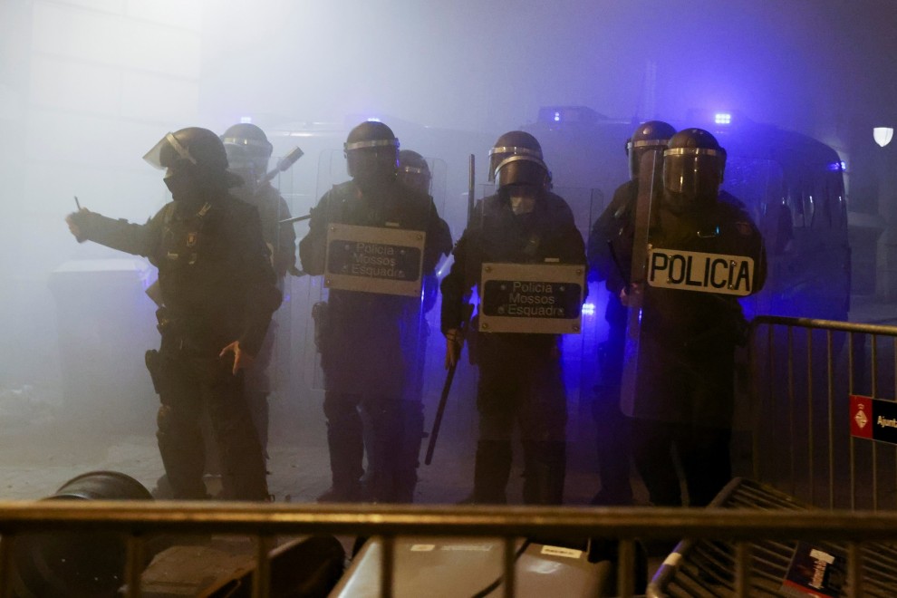 Los Mossos d'Esquadra en una protesta por el encarcelamiento de Hasél en Barcelona