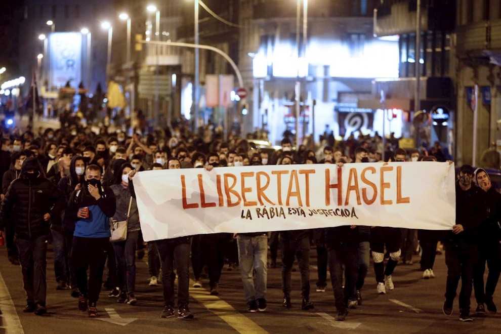 20/02/2021. Imagen recurso de manifestantes protestando por el encarcelamiento del rapero Pablo Hasél, en Barcelona. - EFE