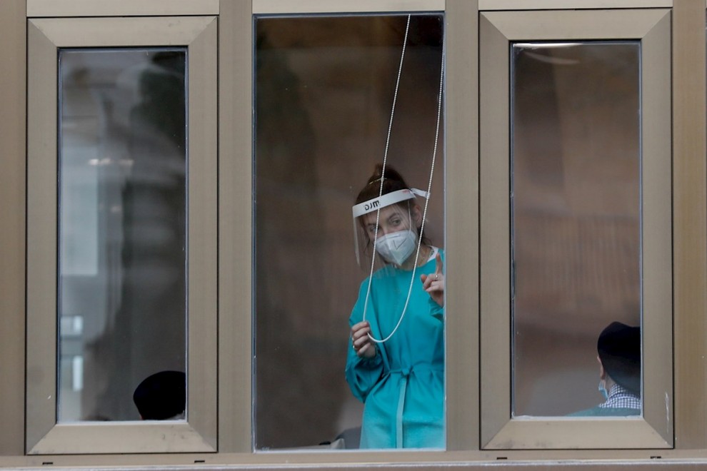 La trabajadora de una residencia de ancianos de Zarautz observa desde la ventana.