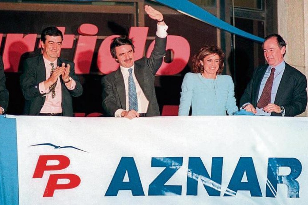 José María Aznar en el balcón de sede de Génova 13 junto a Mariano Rajoy, Álvarez-Cascos, Botella y Rato, la noche del 3 de marzo de 1996.