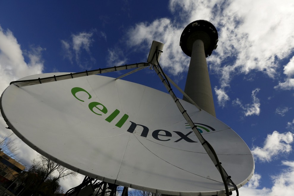 Una antena de Cellnex junto a la torre de telecomunicaciones conocida como el 'Piruli', en Madrid. REUTERS/Sergio Perez