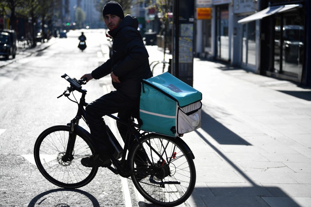 24/03/2020. Imagen de archivo de un 'rider' de Deliveroo en bicicleta, en Londres. - Reuters