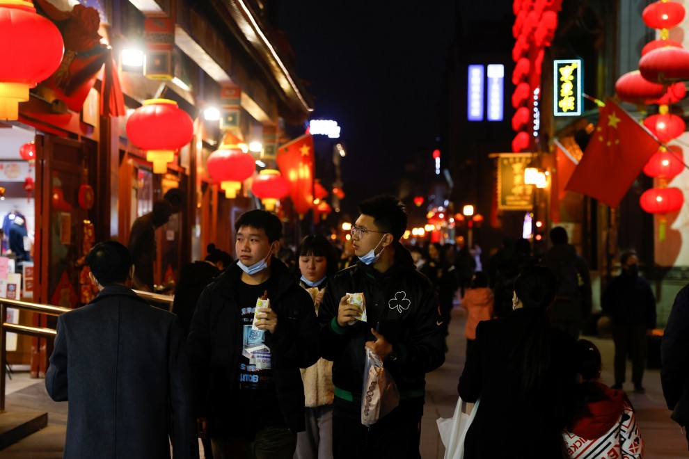 Varias personas caminan por una calle de Pekín