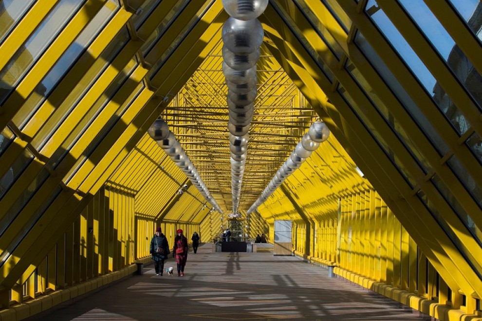 Varias personas caminan por un puente en Moscú