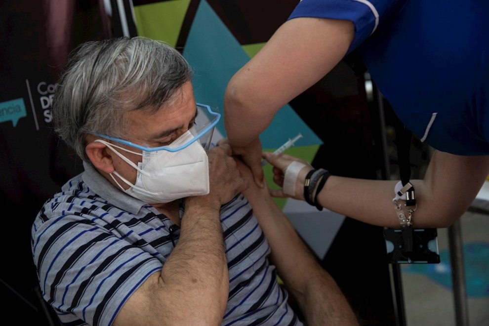 El chileno Roberto Araya, de 63 años, recibe una dosis de la vacuna del laboratorio chino Sinovac, el 2 de marzo de 2021.