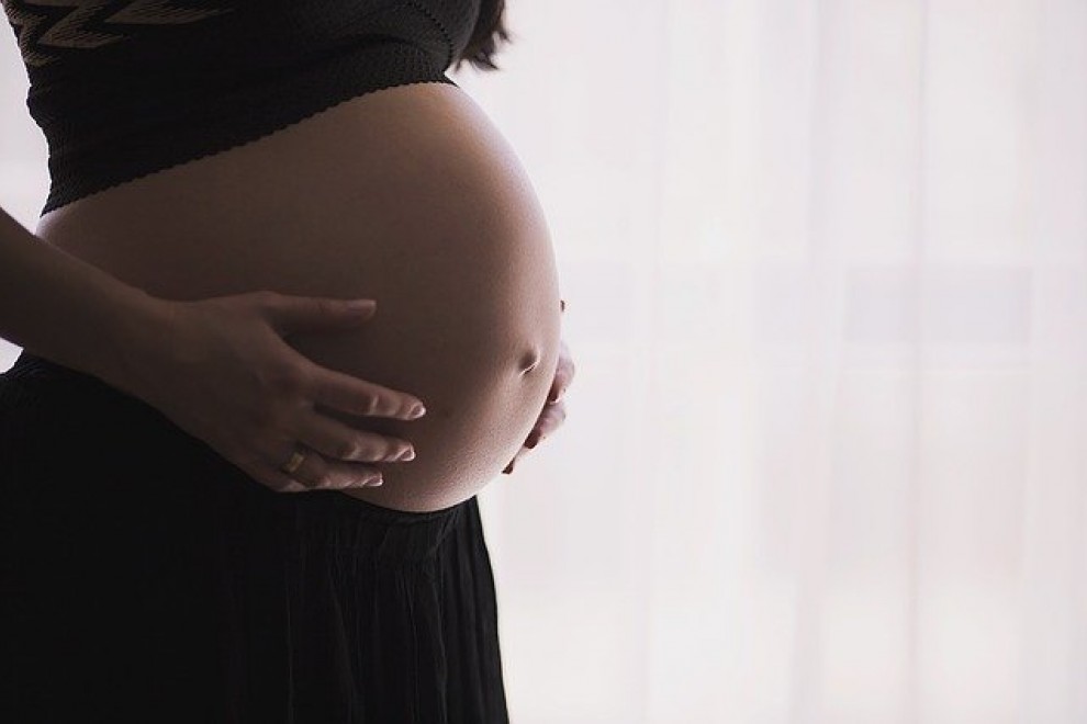 Imagen de una mujer embarazada en una foto de archivo.