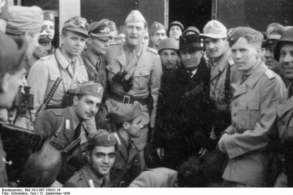 Mussolini con la unidad de paracaidistas de Student dirigidos por Otto Skorzeny (a la derecha del Duce).