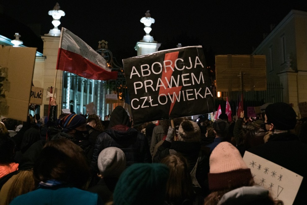 Protesta delante de la Curia metropolitana de la Iglesia Católica, en Varsovia el 30 de octubre de 2020.
