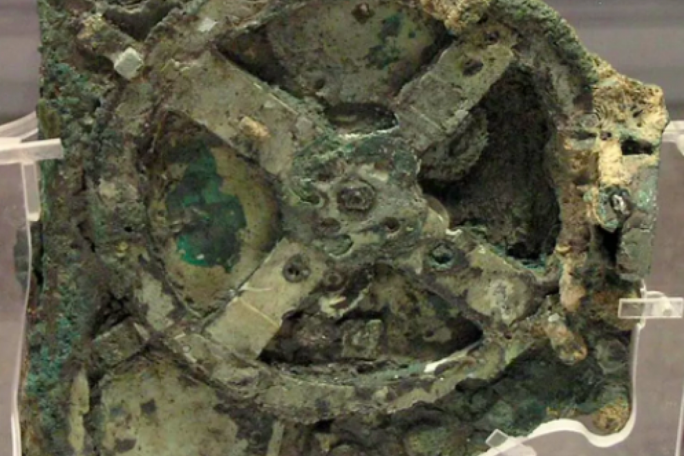 Los restos de la máquina Antikythera encontrados en un naufragio en 1901.