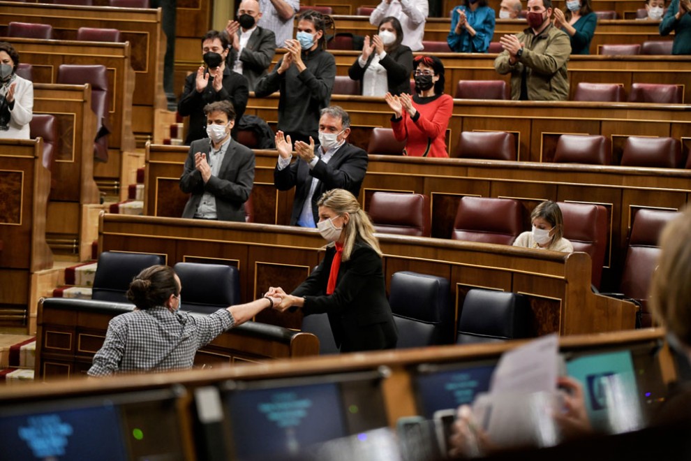 El vicepresidente segundo del Gobierno, Pablo Iglesias, se despide del Congreso con un afectuoso saludo a la ministra Yolanda Díaz, visiblemente emocionada.