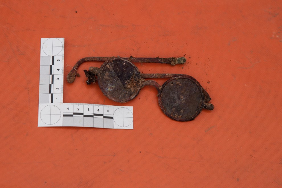Gafas encontradas en la fosa de Riba de Escalote (Soria)
