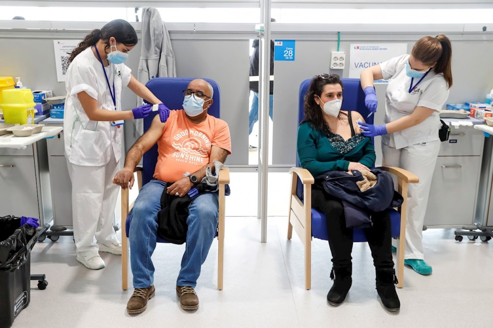 Enfermeras administran la vacuna de AstraZeneca en el Hospital Isabel Zendal de Madrid.