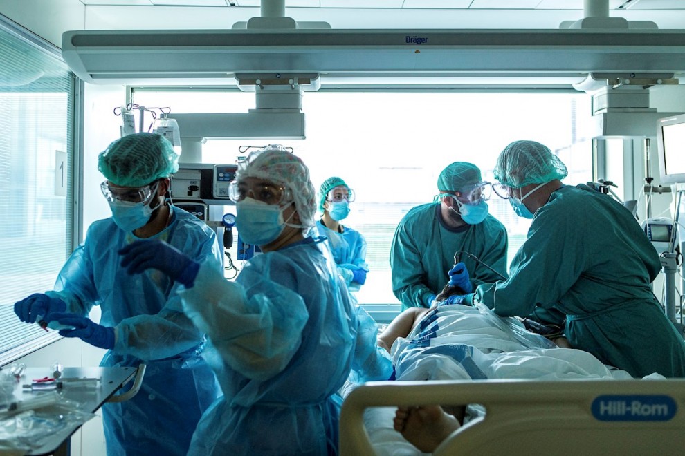 Varios profesionales sanitarios trabajan en la UCI del Hospital de Bellvitge, en Hospitalet de Llobregat.