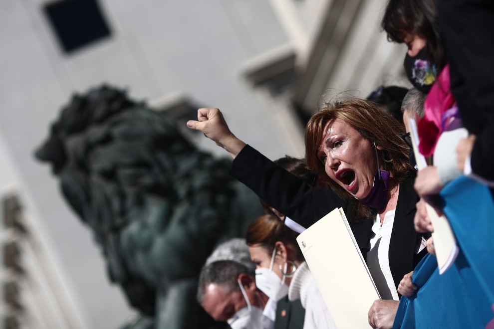 La presidenta de la Federación Plataforma Trans, Mar Cambrollé, levanta el brazo en una rueda de prensa de colectivos trans tras registrar una ley en el Congreso de los Diputados, en Madrid, (España), a 17 de marzo de 2021.