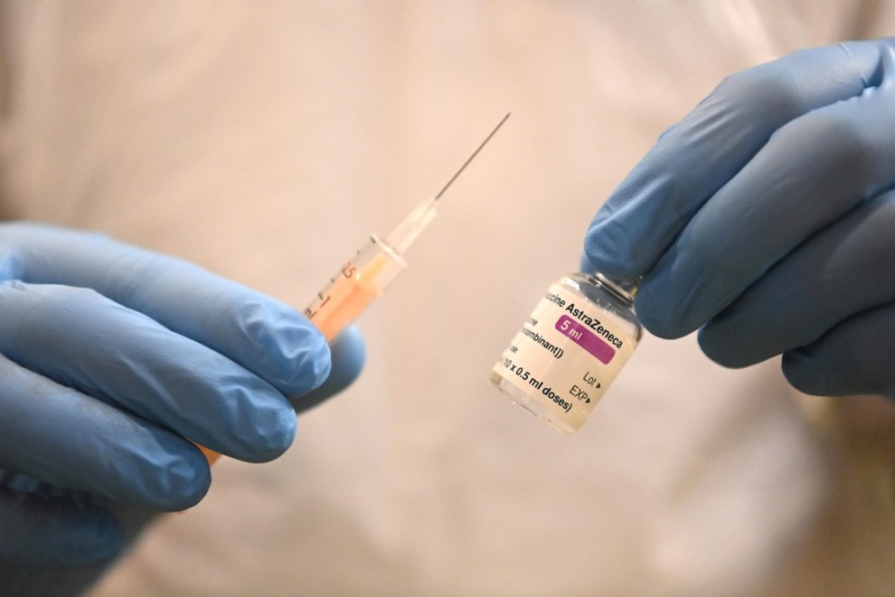 Imagen de archivo de un sanitario sujetando la vacuna de AstraZeneca. - EFE