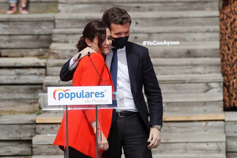 31/03/2021. Pablo Casado, presidente nacional del PP, abraza a Isabel Díaz Ayuso, candidata a la reelección en la Comunidad de Madrid, en la presentación de la candidatura.  - EFE