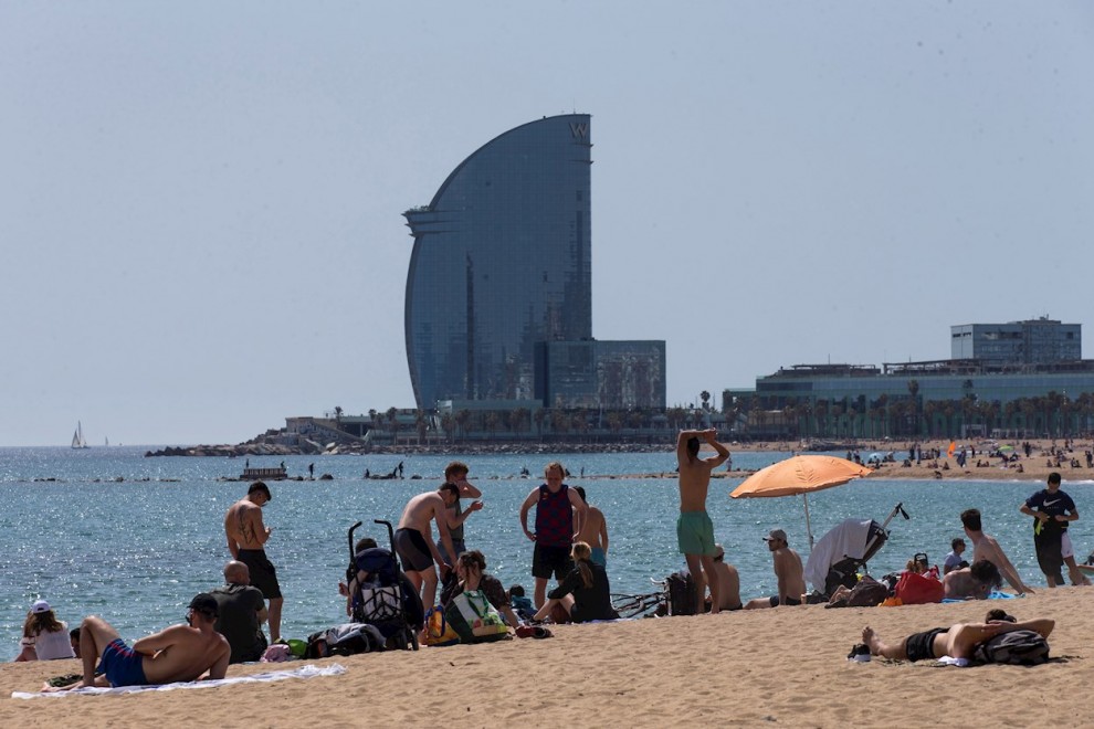 03/04/2021. Vista de la playa de la Barceloneta este sábado en Barcelona (Catalunya). - EFE
