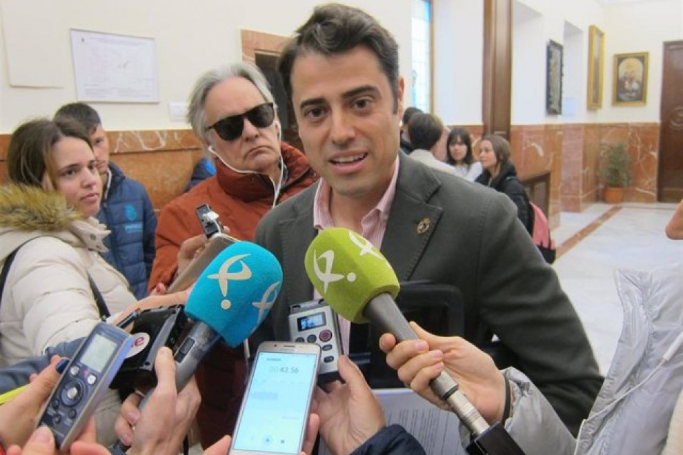 El exconcejal de Vox en Badajoz, Alejandro Vélez, atiende a los medios en una imagen de archivo.