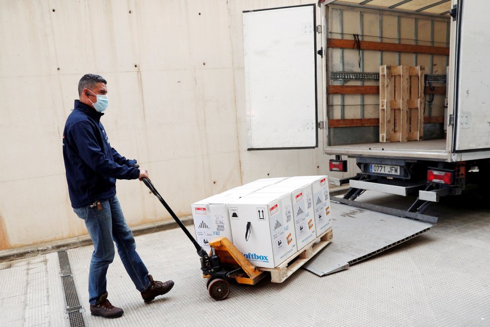Un operario traslada parte de las 125.000 dosis de la vacuna de Pfizer llegadas a Valéncia este 5 de abril de 2021.