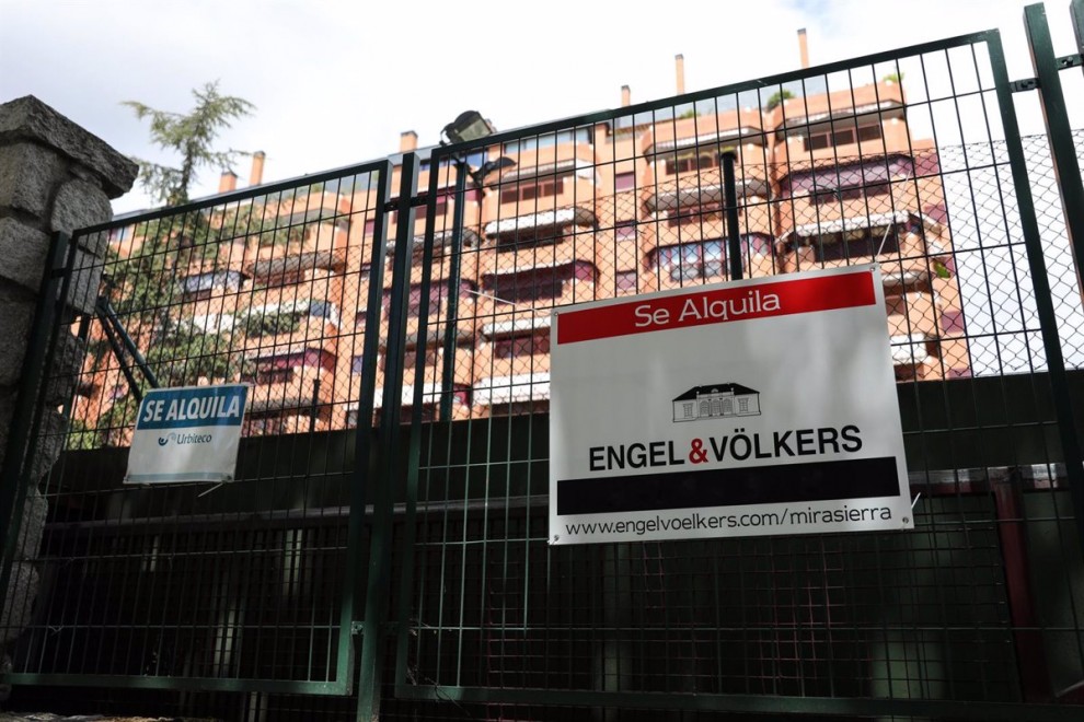 En la valla de una urbanización, se ven colgados dos carteles de 'Se alquila'. Foto de archivo.