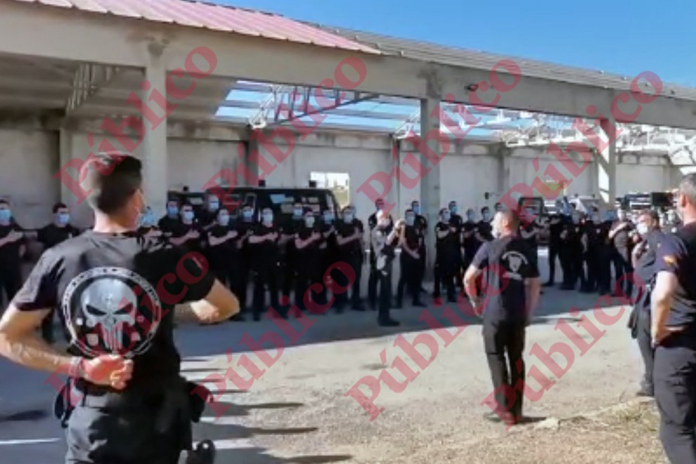 Los policías entrenados para las UIP en el Centro de La Enyra entonan el himno del "uipero" al final de la instrucción. A la izquierda, uno luce la camiseta de "El Castigador".
