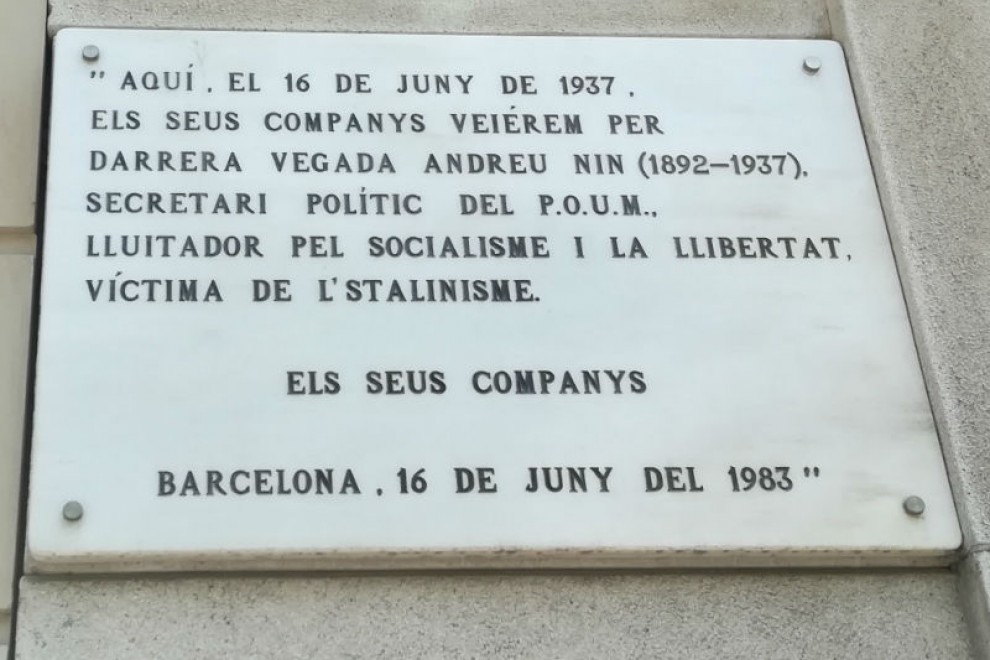 La placa destinada a recordar Andreu Nini i a denunciar el seu assassinat per l'estalinisme.