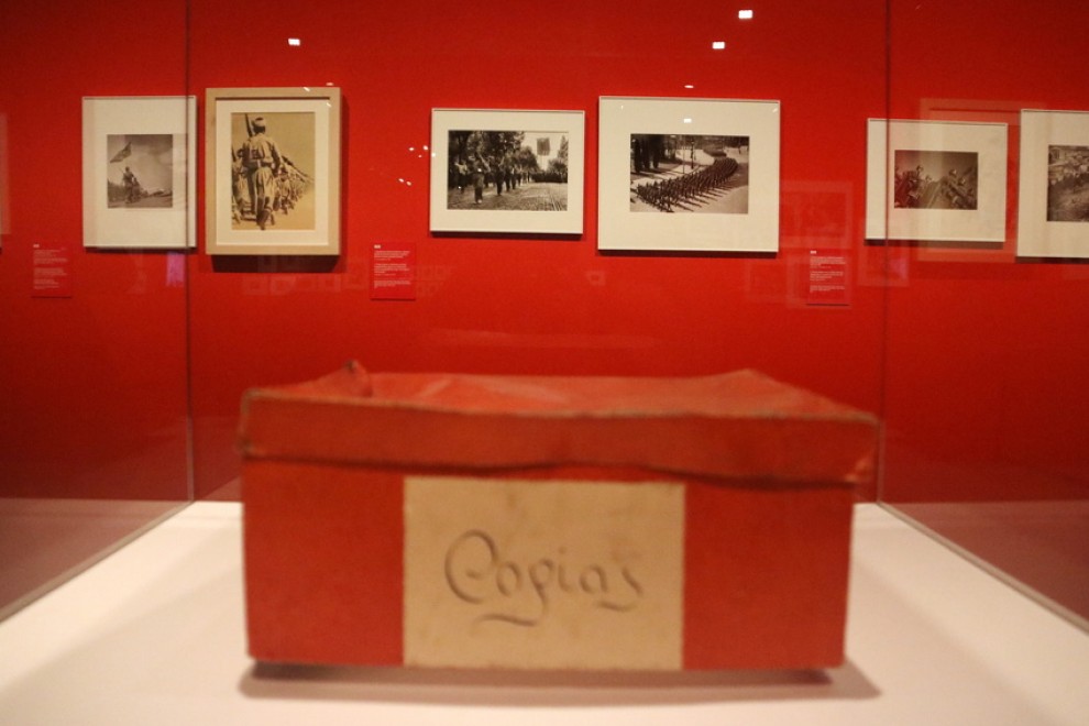 Una de les dues capses vermelles que ocultaven l'arxiu de la Guerra Civil d'Antoni Campañà, a l'exposició que li dedica el MNAC.