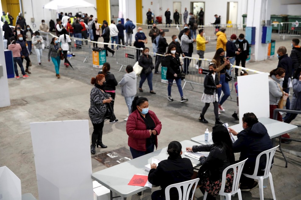 11/04/2021. Cientos de ciudadanos ecuatorianos votan en las mesas habilitadas, en el recinto de la Fira de Barcelona. - EFE