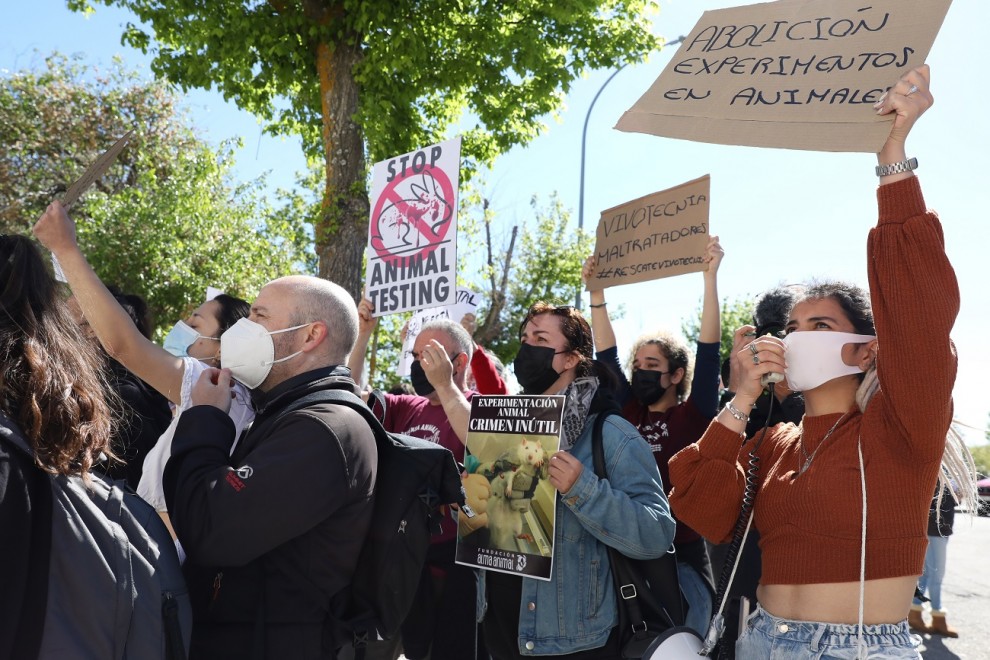 Varias personas protestan frente a las instalaciones del laboratorio Vivotecnia, a 12 de abril de 2021, en Tres Cantos, Madrid (España)