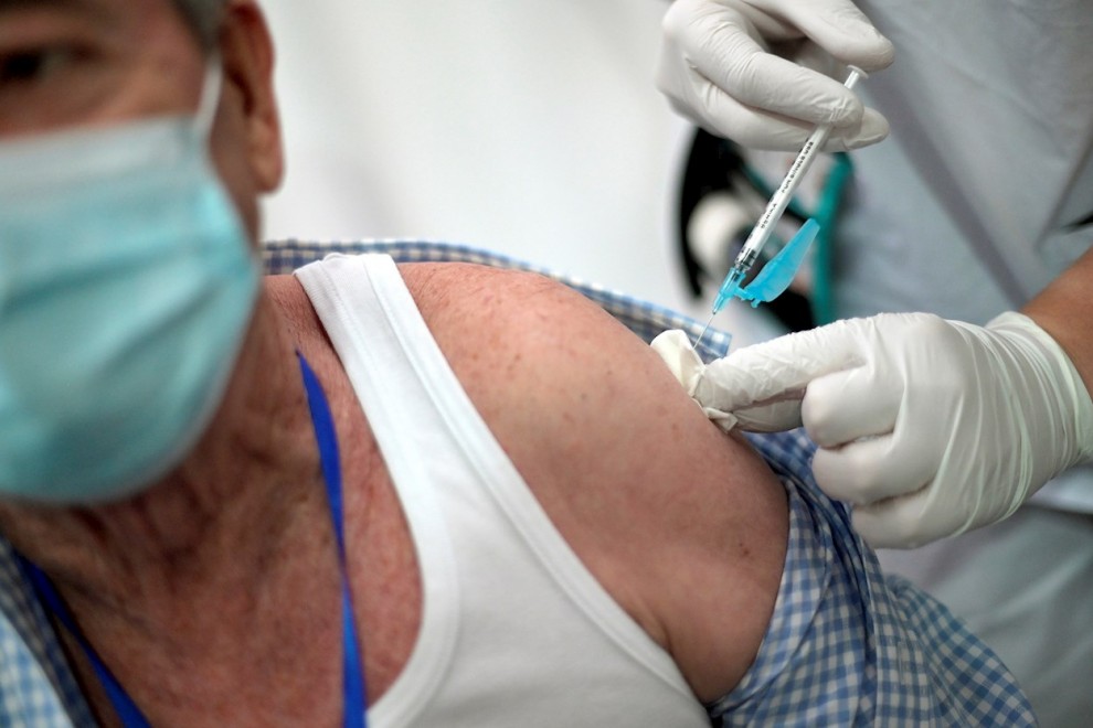 Un hombre recibe la vacuna de Pfizer en el pabellón de Expocoruña en A Coruña este martes, donde ha comenzado la vacunación de los vecinos del área sanitaria de 75 a 79 años.