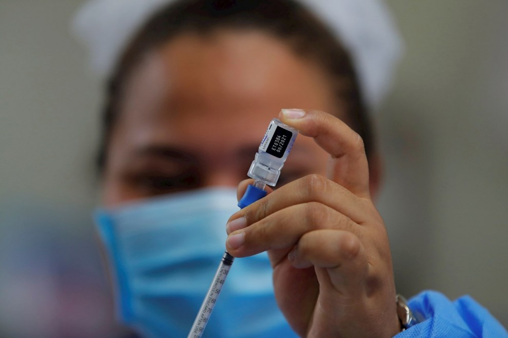 Personal médico prepara dosis de la vacuna Pfizer contra la covid-19 en Panamá.