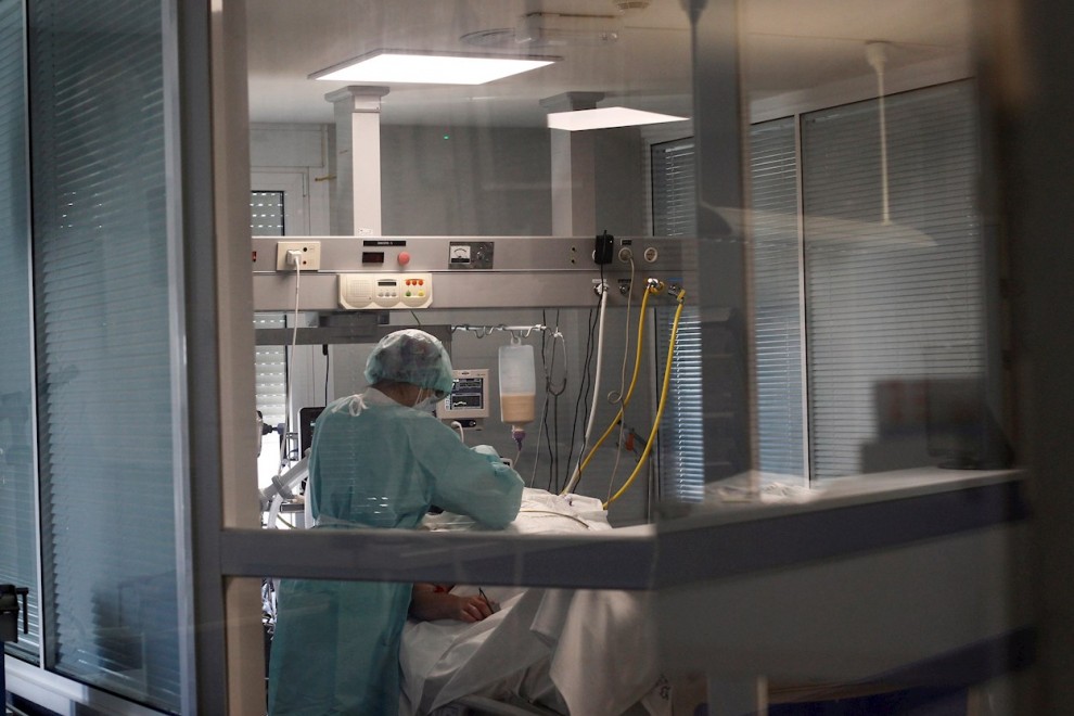 Una sanitaria atiende a un paciente con covid-19 en el Complejo Hospitalario Universario de Ferrol.