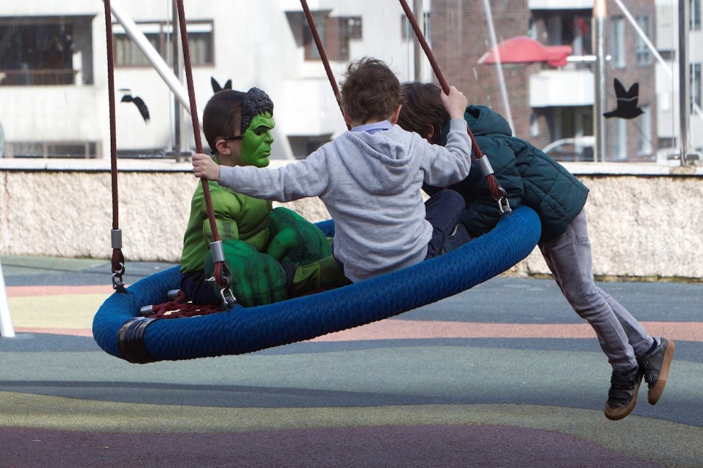 Varios niños juegan en un parque infantil. EFE/Salvador Sas/Archivo