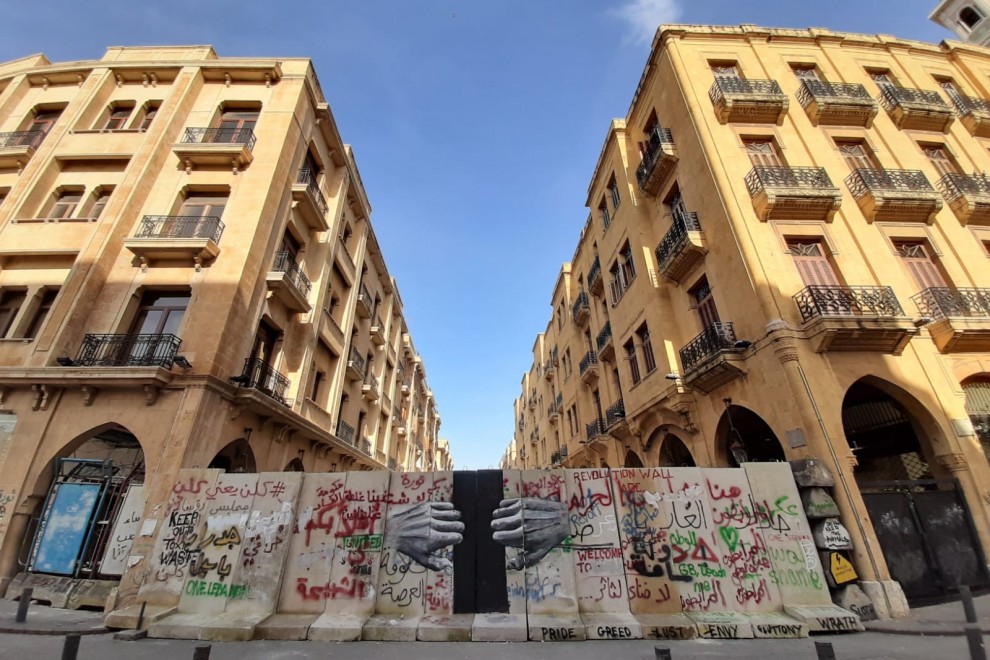 Imagen de un muro en las carres de Beirut en el que se dibujan unas manos que lo abren. - Roula Abdo
