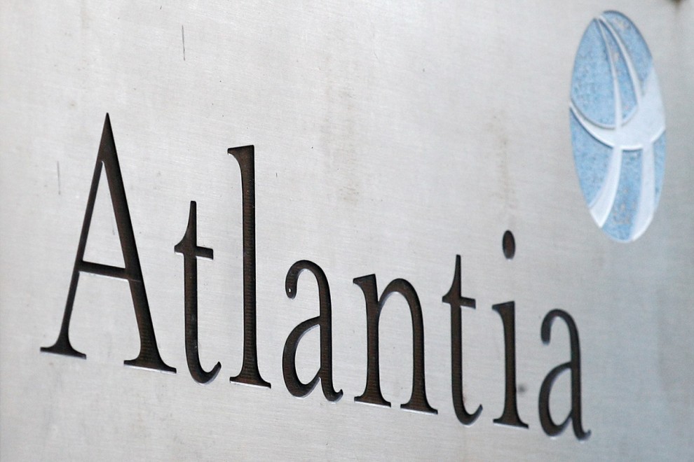 El logo del grupo italiano de infraestructuras Atlantia en su sede en Roma. REUTERS/Guglielmo Mangiapane