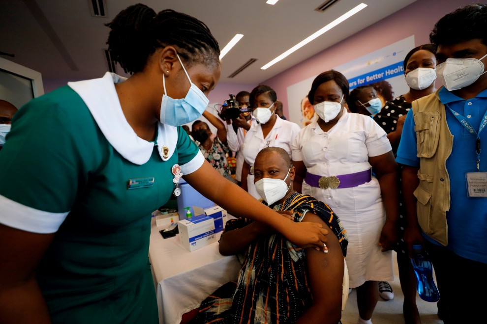 El Director General del Servicio de Salud de Ghana, Dr. Patrick Kuma-Aboagye, recibe la vacuna contra la enfermedad por coronavirus (COVID-19) durante la campaña de vacunación en el Hospital Ridge en Accra, Ghana, 2 de marzo de 2021