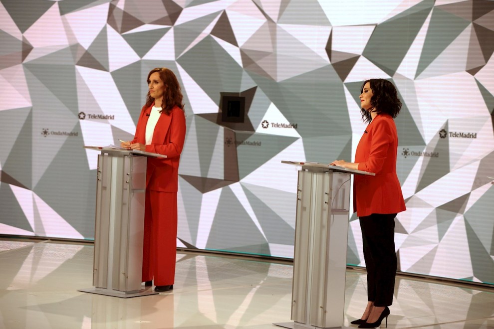 Las candidatas a la presidencia de la Comunidad de Madrid, Mónica García (i) e Isabel Díaz Ayuso, durante el debate electoral en los estudios de Telemadrid. EFE / Juanjo Martín