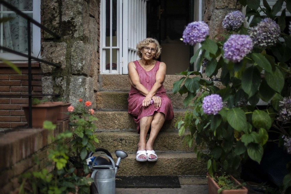 La exalcaldesa de Madrid, Manuela Carmena, en una fotografía en su domicilio en la capital, en julio de 2020.