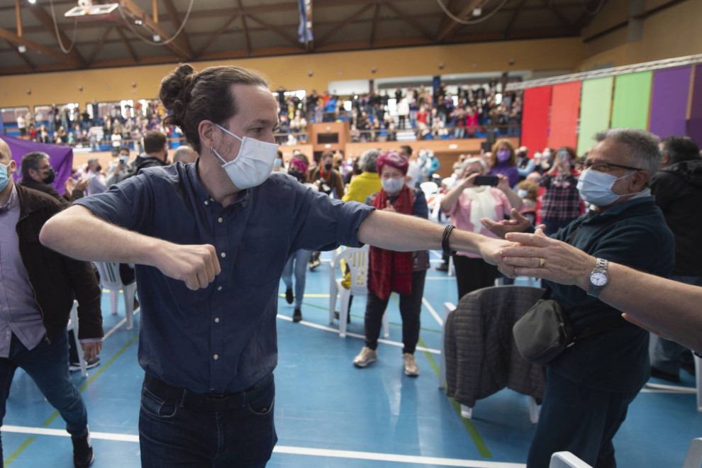 El candidato de Unidas Podemos a la Presidencia de la Comunidad, Pablo Iglesias saluda a su llegada a un acto del partido en el Polideportivo municipal Cerro Buenavista de Getafe, a 27 de abril de 2021.