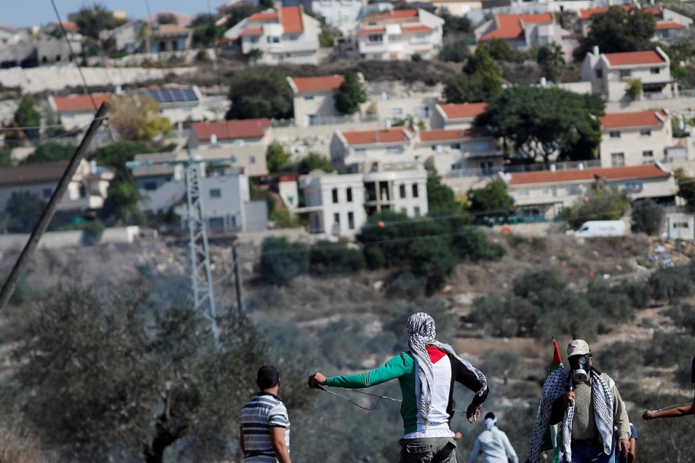 Foto de noviembre de 2020 de manifestantes palestinos frente a un asentamiento judío durante una protesta, en Kafr Qaddum, en la Cisjordania ocupada. REUTERS / Mohamad Torokman