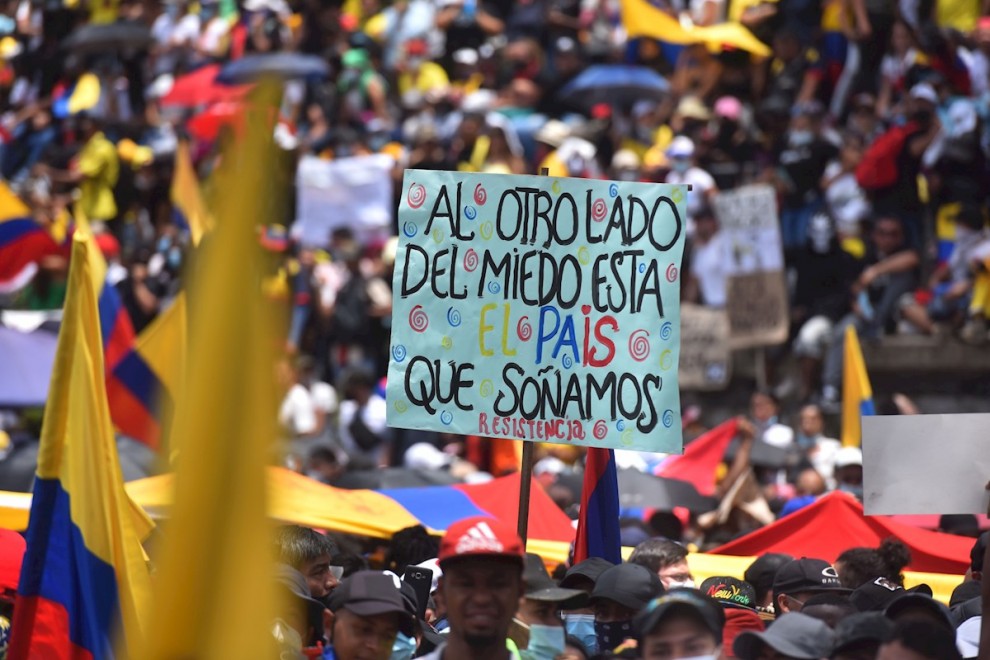 01/05/2021. Manifestantes participan en nueva jornada de protesta contra la reforma tributaria mientras se conmemora el Día Internacional de los Trabajadores, en Cali (Colombia). - EFE