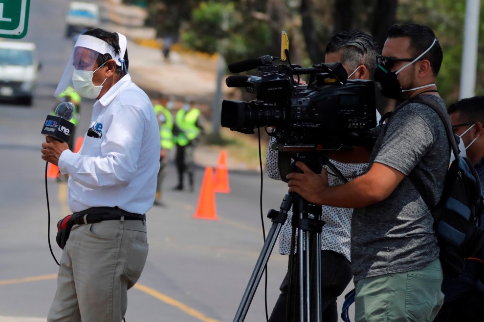 Periodistas hondureños durante una conexión en directo en Tegucigalpa.