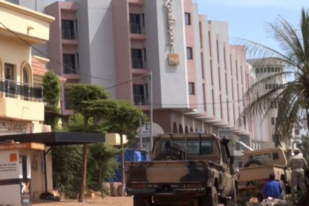 El hotel Radisson Blue de Bamako momentos después del atentado del 2015. De VOA – VOA, Dominio público.