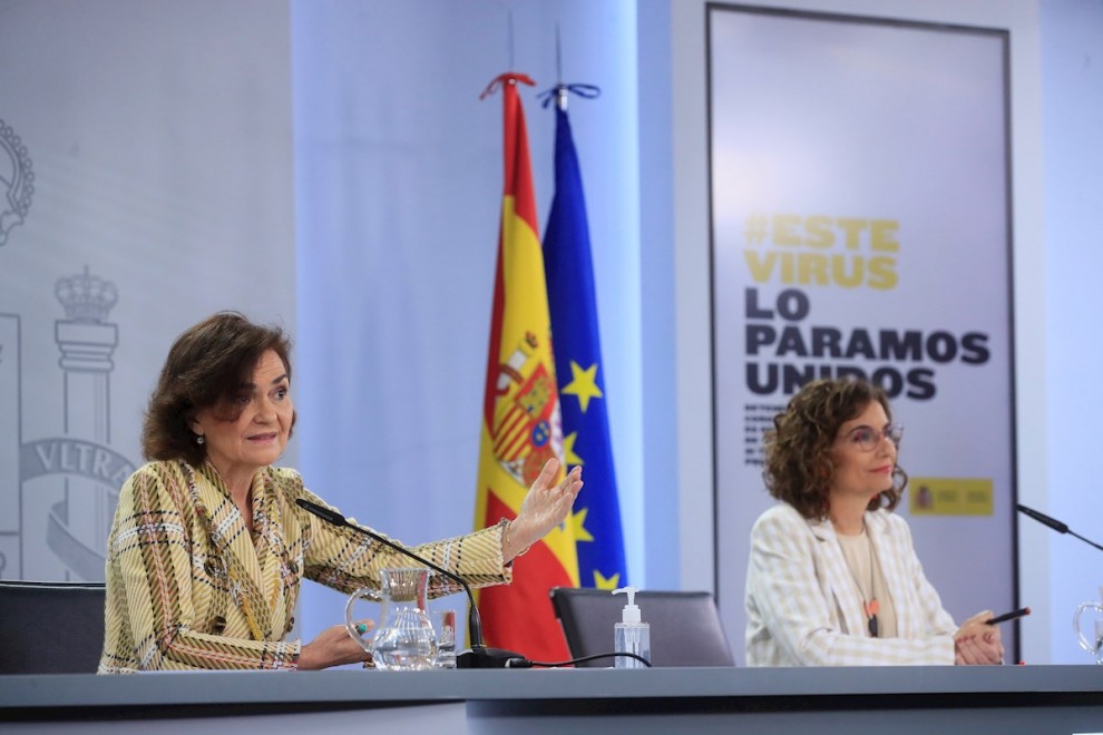 La portavoz del Gobierno y ministra de Hacienda, María Jesús Montero, junto con vicepresidenta primera del Gobierno, Carmen Calvo, durante la rueda de prensa tras el Consejo de Ministros.