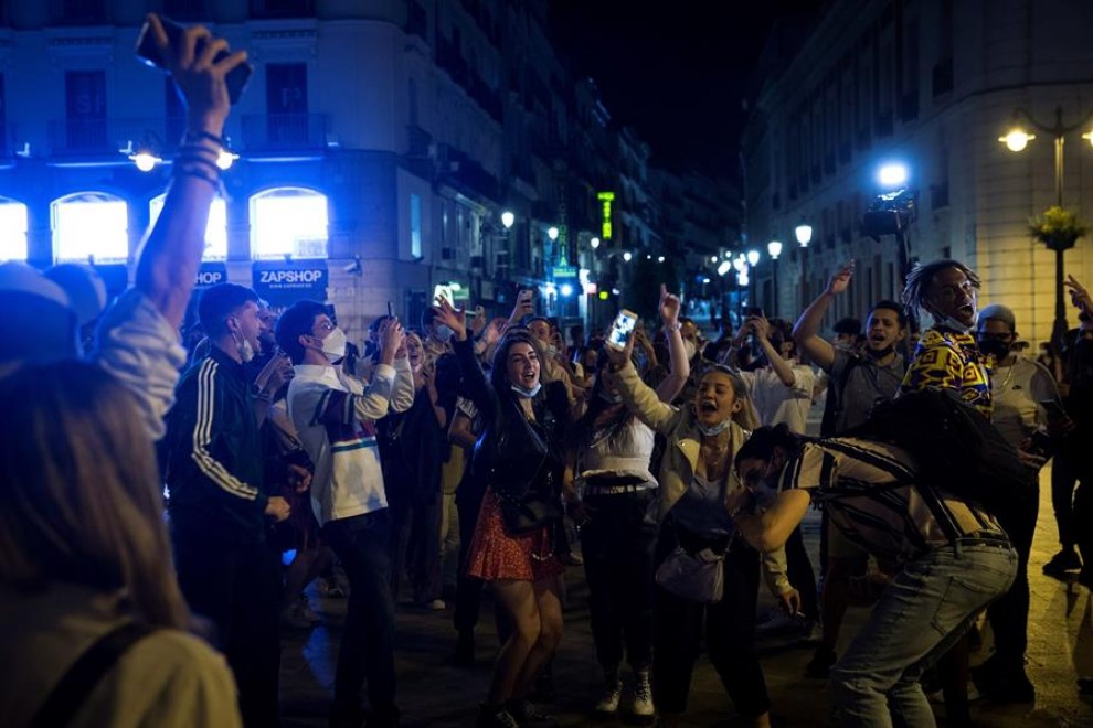 09/05/2021. Numerosas personas cantan y bailan en la Puerta del Sol de Madrid. - EFE