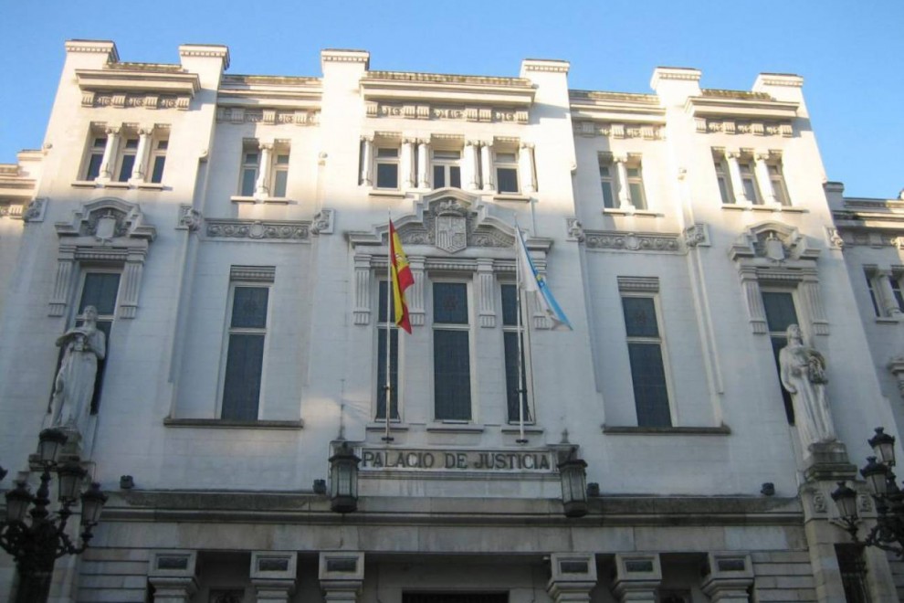 Puerta principal del Tribunal Superior de Xusticia en Galicia.