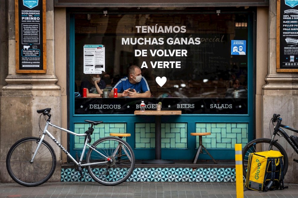 Una pareja de turistas en un bar de Barcelona, durante el primer día sin toque de queda en Catalunya.