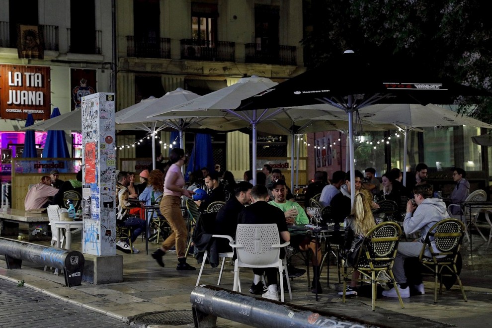 Varias personas disfrutan en una terraza de la plaza del Tossal en el barrio del Carmen de Valéncia.